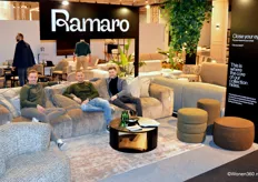 Kristian Adelmund, Thomas Adelmund en Mateusz Musiol zitten op de Paradiso-bank van het de Poolse meubelfabrikant Ramaro.